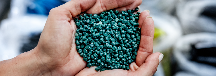 Hand mit vielen Plastikteilen