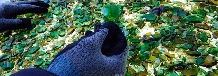 Glasscherbe in der Hand