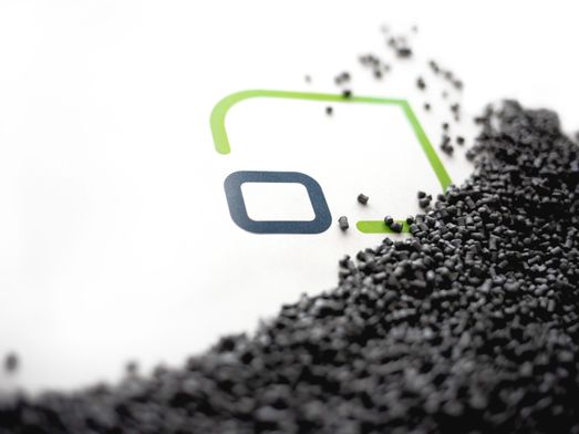 Graues Granulat mit PreZero Logo
