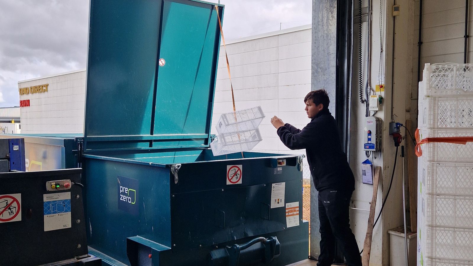 Person på lastbrygga, vid container