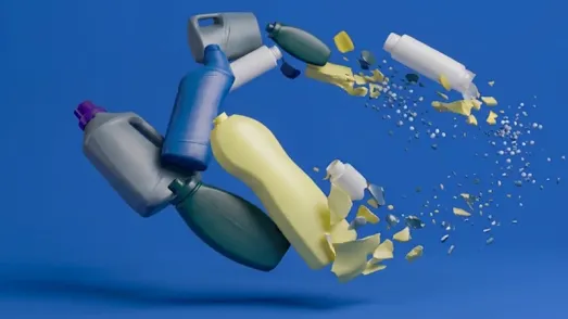 Schwebende Plastikflaschen zerfallen vor blauem Hintergrund in Granulat, ein Symbol für modernes Kunststoffrecycling