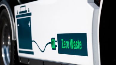 Sidan på en lastbil med dekal som visar batteri med kabel till texten Zero Waste