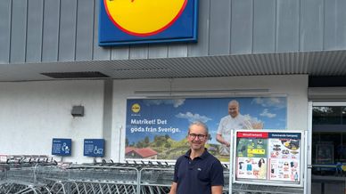 Niclas Boberg framför entrén till en Lidl-butik