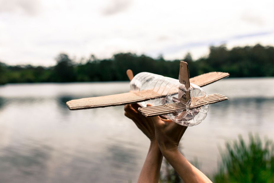 Kinderflugzeug aus Papier & einer PET Flasche