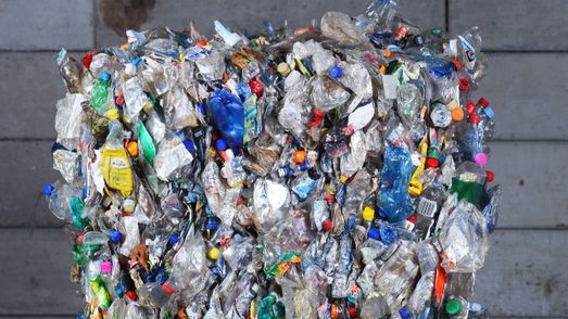 Plastic petflessen gecomprimeerd