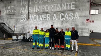 Rudy Fernández con operarios