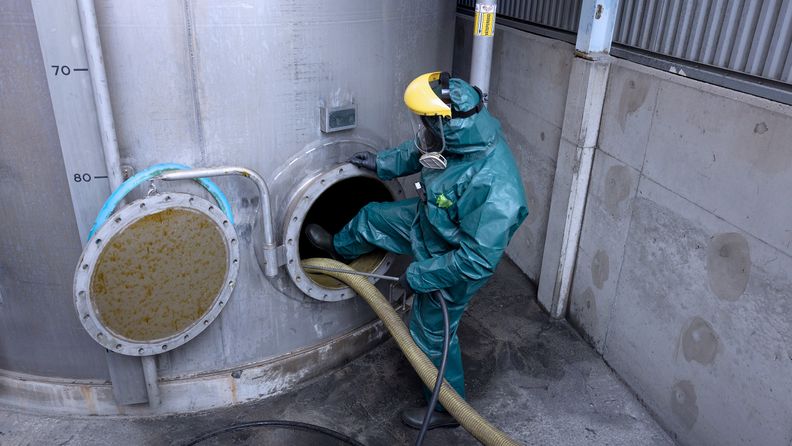 Man klättrar in i cistern för en cisternkontroll.