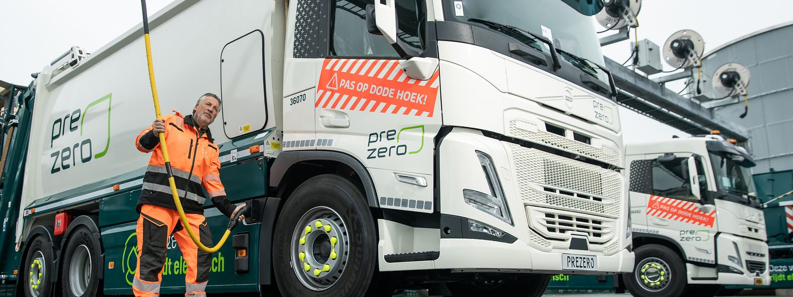 medewerker PreZero laadt de elektrische truck