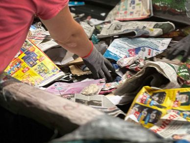 Handsortierung von Papierabfällen