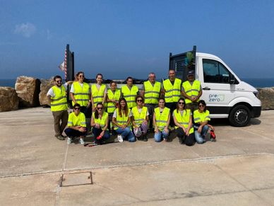 Grupo dos colaboradores da PreZero Portugal, em frente ao veículo, depois da recolha de resíduos no World Cleanup Day