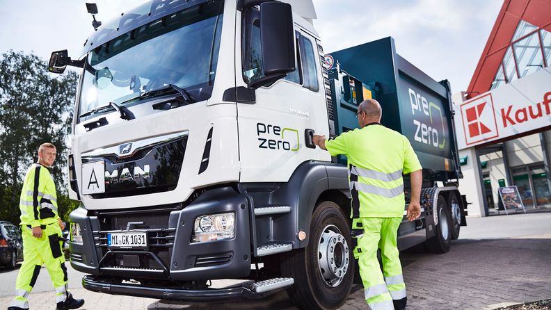 PreZero truck with two employees in front of a Kaufland store