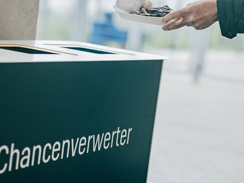 PreZero Abfalltrennung im Stadion der TSG Hoffenheim mit Chancenverwerter-Mülleimer für Recycling und Kreislaufwirtschaft