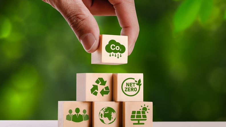 Tärningar med miljösymboler på i pyramid där CO2-symbol läggs på toppen