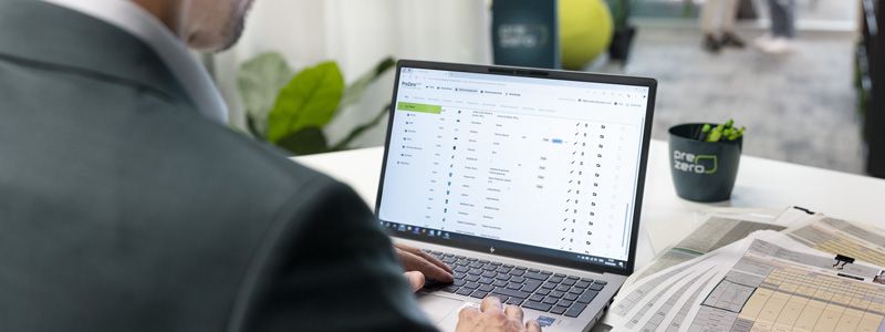 Mann vor Computer mit PreZero Spot System