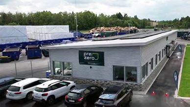 Kontorshus med PeZero-logotyp på, vid sorteringsanläggningen
