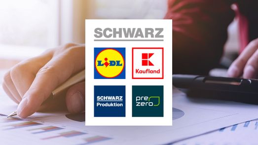 Im Hintergrundbild sieht man eine Hand, die einen Füller hält und auf einem Blatt Papier liegt, auf dem ein Balkendiagramm zu sehen ist. Mittig im Vordergrund liegt groß das Logo der Schwarz Gruppe.