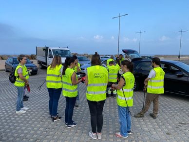 Grupo voluntário de colaboradores da PreZero Portugal reune-se para iniciar a limpeza na praia do Furadouro, no World Cleanup Day 2023