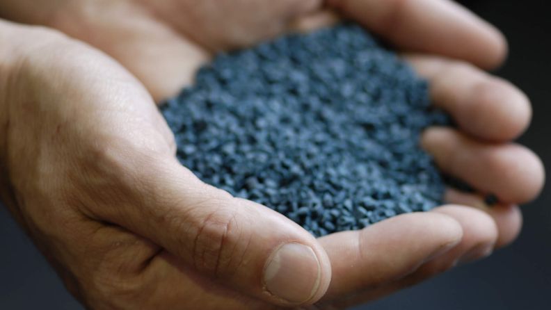 PreZero Polymers Granulat Hand