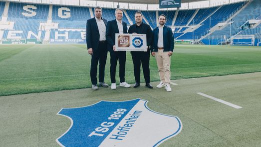 Auf dem Bild sind v.l.n.r.: Stefan Wagner (TSG Hoffenheim), Denni Strich (TSG Hoffenheim), Thomas Kyriakis (PreZero) und Marcus Sagitz (PreZero) bei der symbolischen Übergabe des Zertifikats in der PreZero Arena zu sehen.