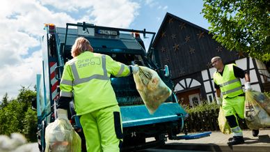 PreZero Truck Kommunale Entsorgung Mitarbeiter gelbe Saecke