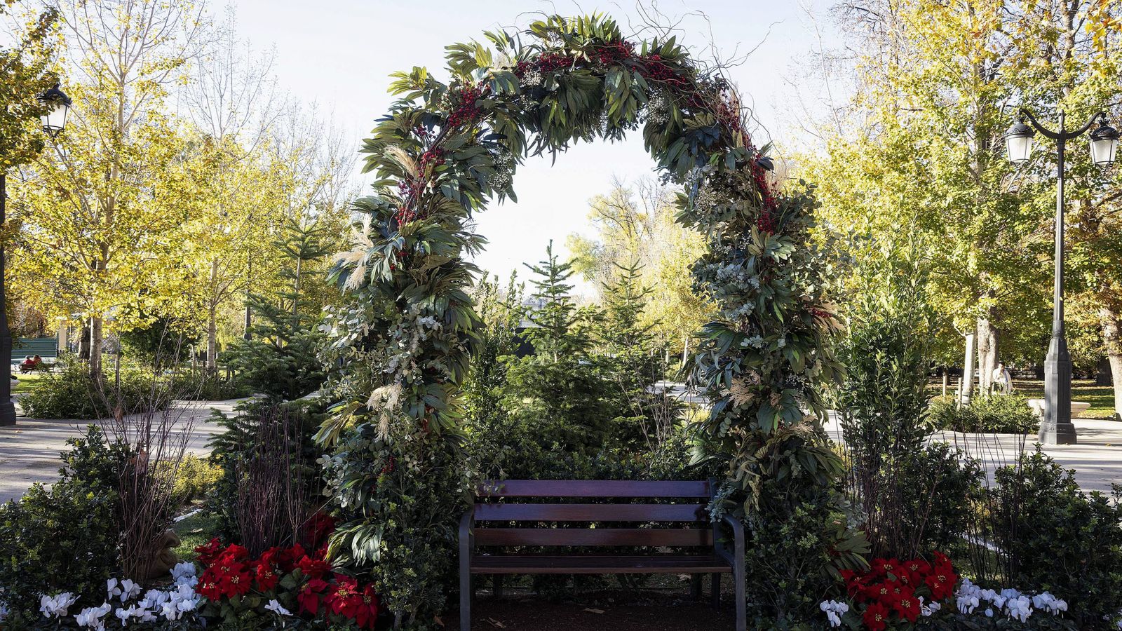 Un jardín efímero y un arco verde navideños en los Jardines del Bueno Retiro