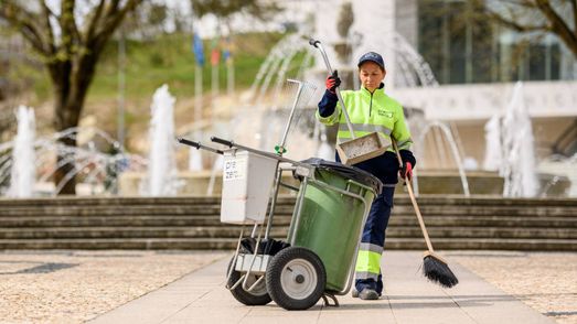 Colaboradora da PreZero Portugal a limpar ruas urbanas, protegendo o ambiente