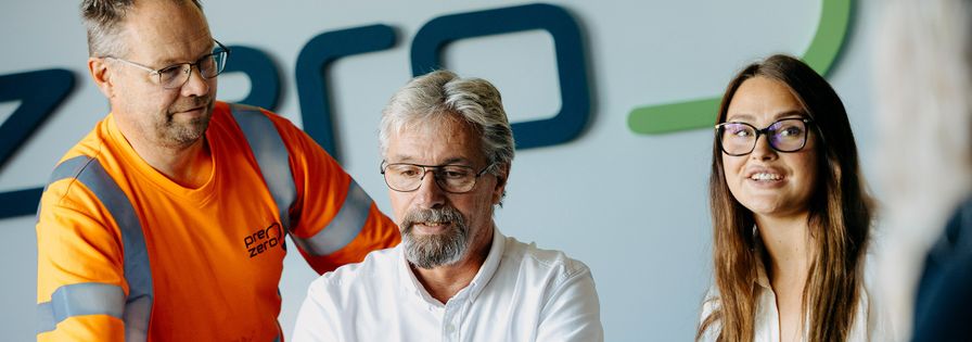 Miljöarbetare och tjänstemän samarbetar vid dator