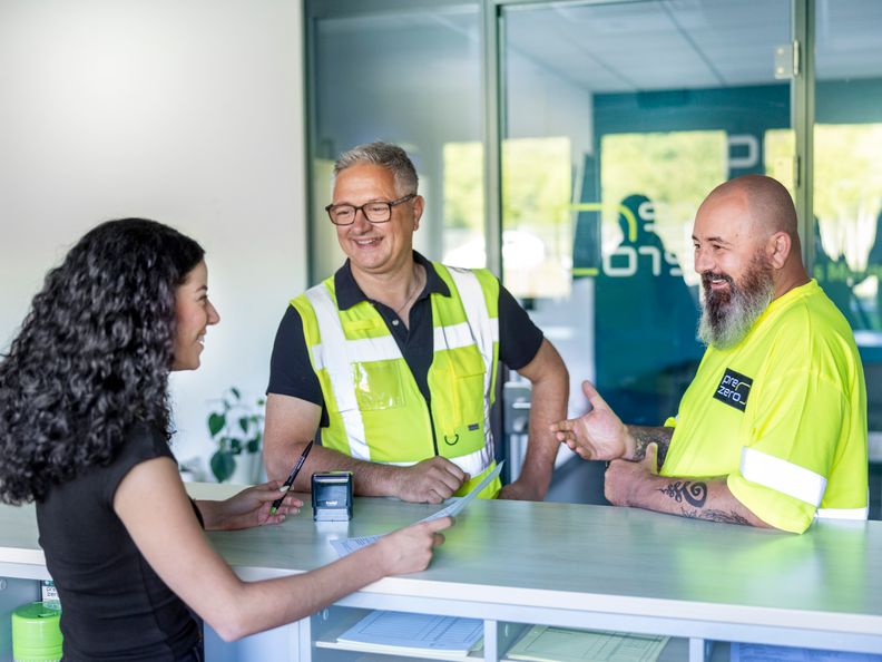 Mitarbeiterin mit Klemmbrett und 2 BKF's