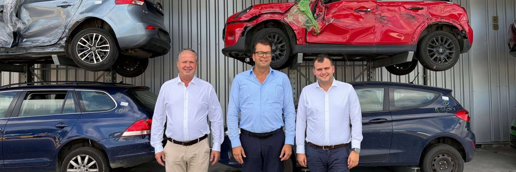 v.l.n.r.: Peter Kempers (Inhaberfamilie Kempers), Christoph Homann (Head of Circular ELV und Geschäftsführer im Geschäftsfeld Automotive PreZero), Ayton Kempers (Inhaberfamilie Kempers)
