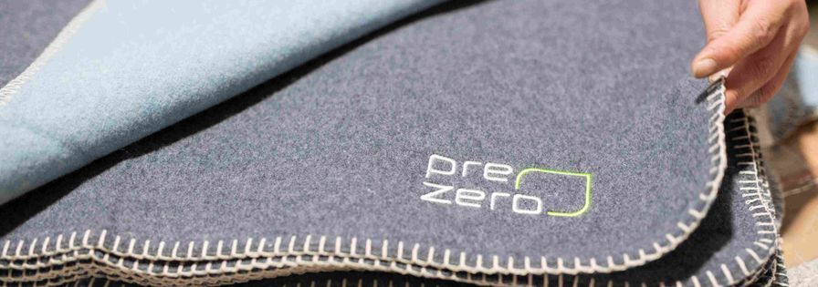 Mantas com logo PreZero, que resultaram do projeto de reciclagem do fardamento antigo da empresa - economia circular