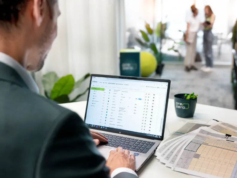 PreZero Mitarbeiter arbeitet an einem Laptop mit SPOT