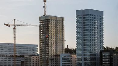 Hus vid Liljeholmskajen, bygge av nytt hus med byggkran bredvid