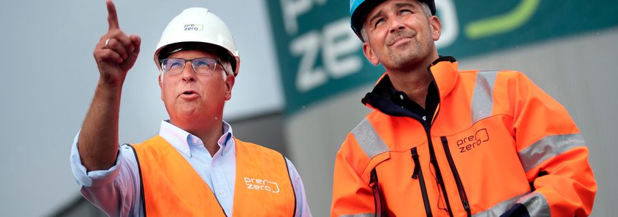 Två PreZero-medarbetare som blickar framåt/uppåt och pekar