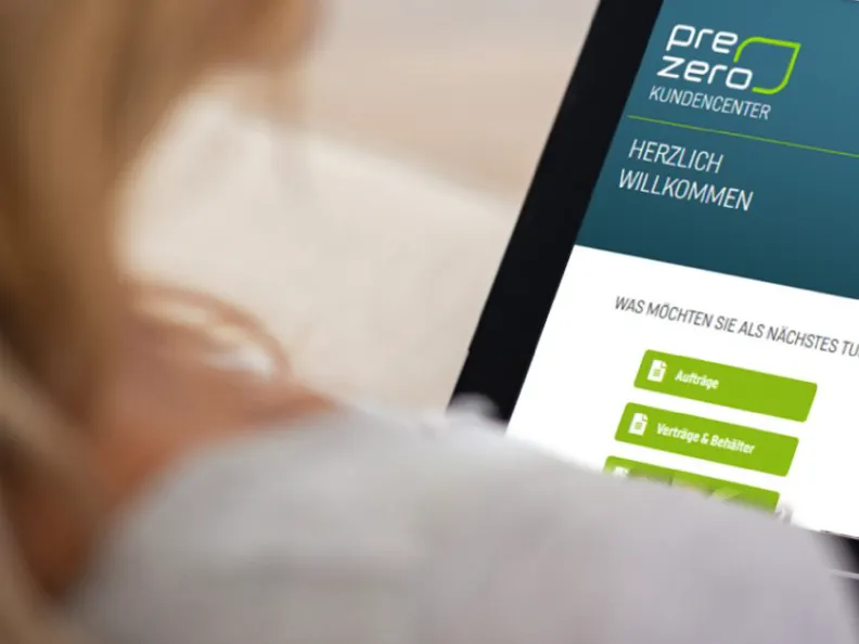 Eine Person nutzt das PreZero Kundencenter auf einem Tablet – Digitale Verwaltung von Entsorgungsaufträgen, Verträgen und Behältern.