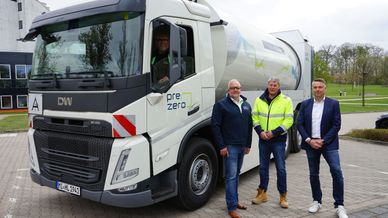 Zufriedene Gesichter bei der Vorstellung des neuen Sammelfahrzeugs in Minden: (v.li.) Frank Rapior, Fahrercoach bei PreZero Logistik Deutschland (im Fahrerhaus), Stephan Westermann, Geschäftsführer der PreZero Service Westfalen, Frank Werth, Technischer Leiter des Abfallentsorgungsbetriebes des Kreises Minden-Lübbecke, und Maik Gronau, Geschäftsführer der PreZero Logistik Deutschland.