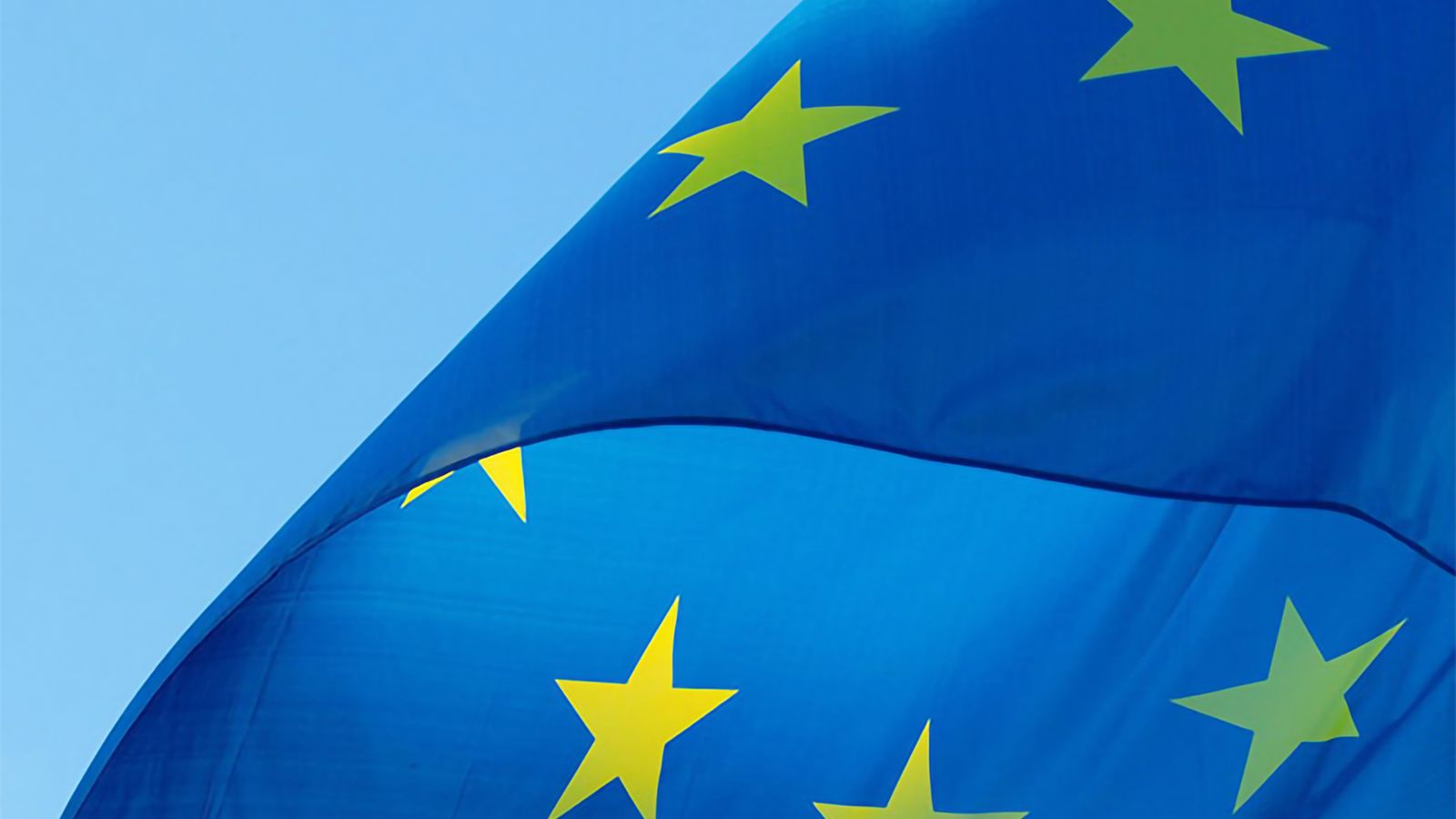 Närbild på del av vajande EU-flagga