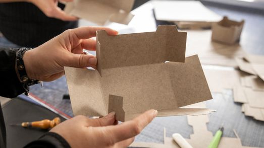 360-Verpackungsberatung-Verpackung-falten-Tisch