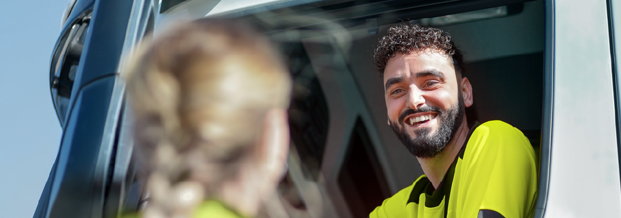 PreZero Mann redet imLKW mit Blonde Frau LKW Fahrer