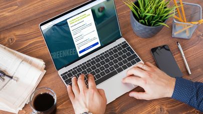 Man som testar Zero Waste Scan på en laptop.