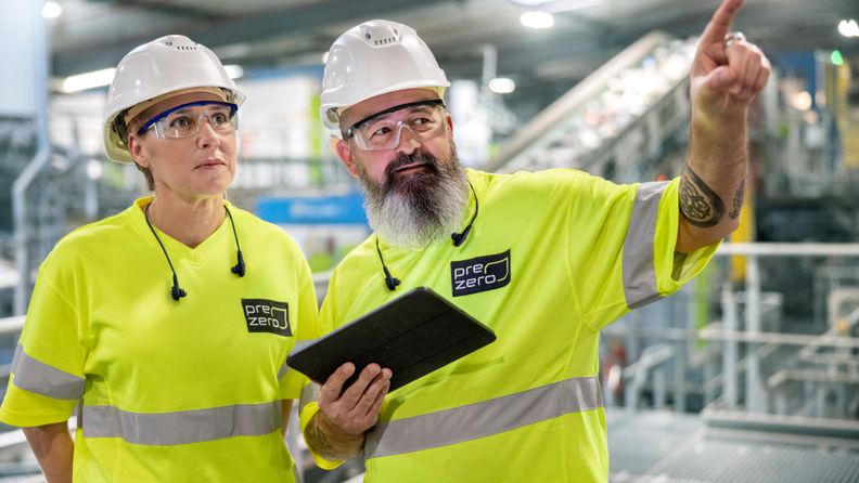2 Mitarbeiter in Anlage mit Tablet