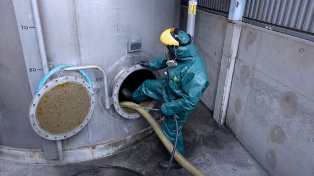 Man klättrar in i cistern för en cisternkontroll.