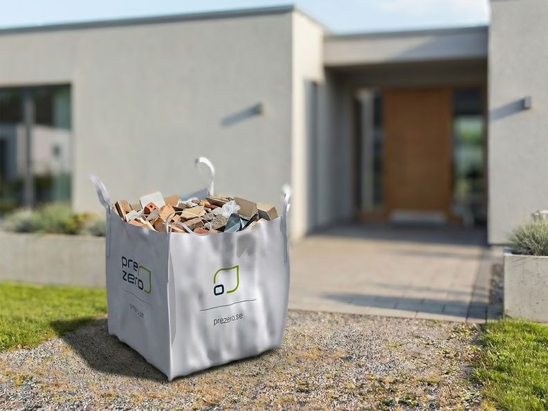 [AI-genererad] Storsäck framför en modern villa.