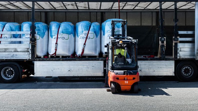 Beladung Schubboden mit Rezyklat BigBags