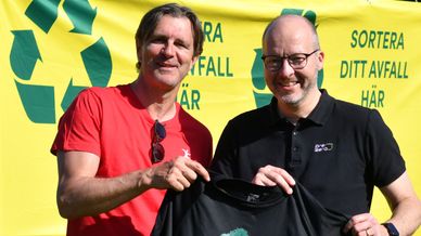 Krister Svensson, generalsekreterare på Lidingöloppet, och Mårten Widlund, vd på PreZero som håller upp en t-shirt för Lidingöloppet