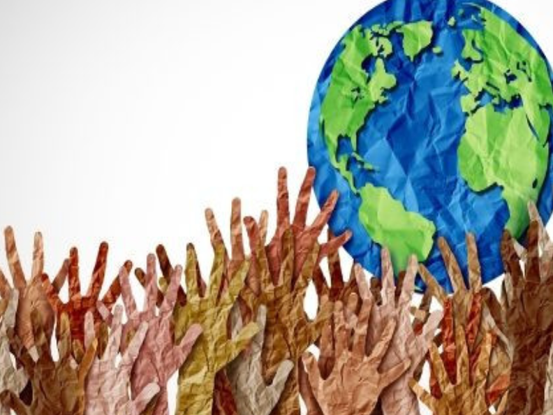 Illustration de nombreuses mains levées de différentes couleurs de peau vers un globe terrestre, le tout dans un style de papier froissé.