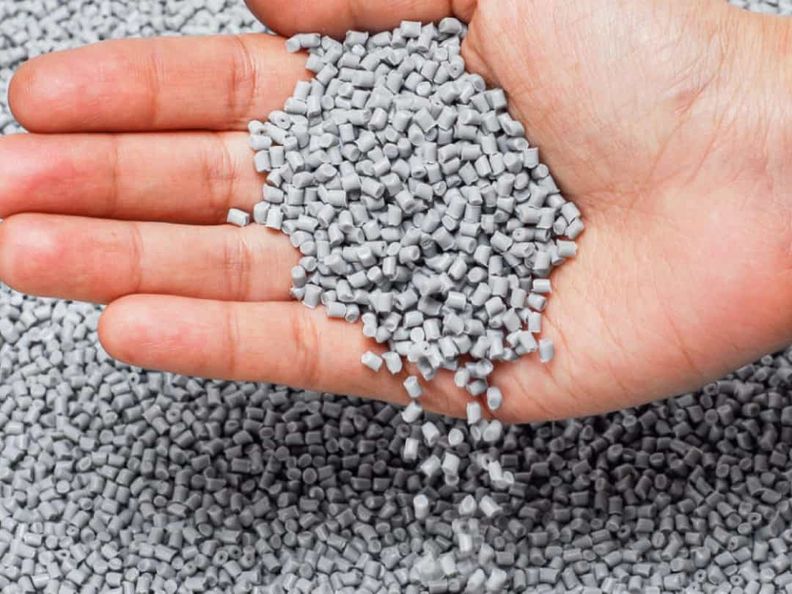 Hand Rezyklate grau Kunststoff Polymers