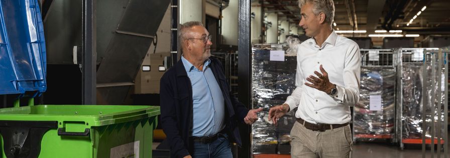 Facility manager Wehkamp en accountmanager PreZero op locatie bij Wehkamp