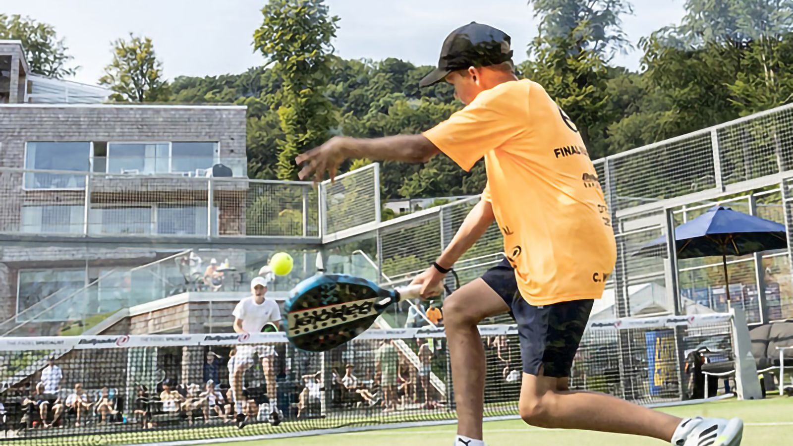 Kille som spelar padel