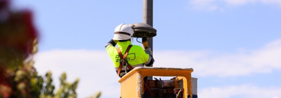 um colaborador da PreZero Portugal a trocar um luminária - Eficiência Energética - Infraestruturas