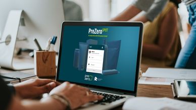 Zu sehen ist ein aufgeklappter Laptop auf einem Schreibtisch mit der Login-Seite der online-Anwendung SPOT